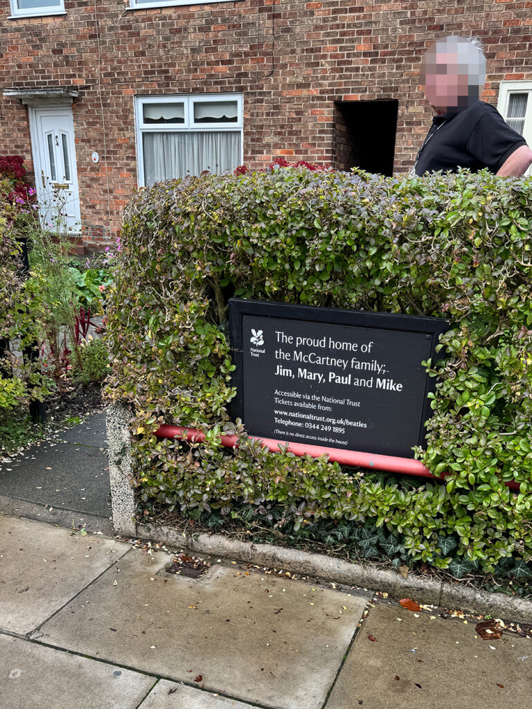 ポール・マッカートニーが幼少期を過ごした家の案内看板