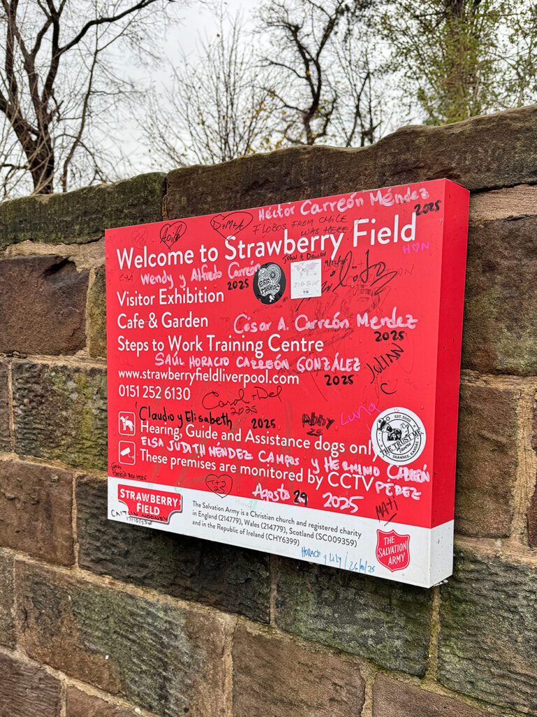 リバプールにあるストロベリー・フィールドの案内看板
