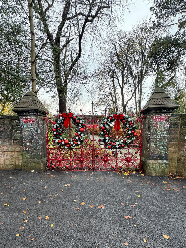 リバプールのストロベリー・フィールド入口にある赤い門