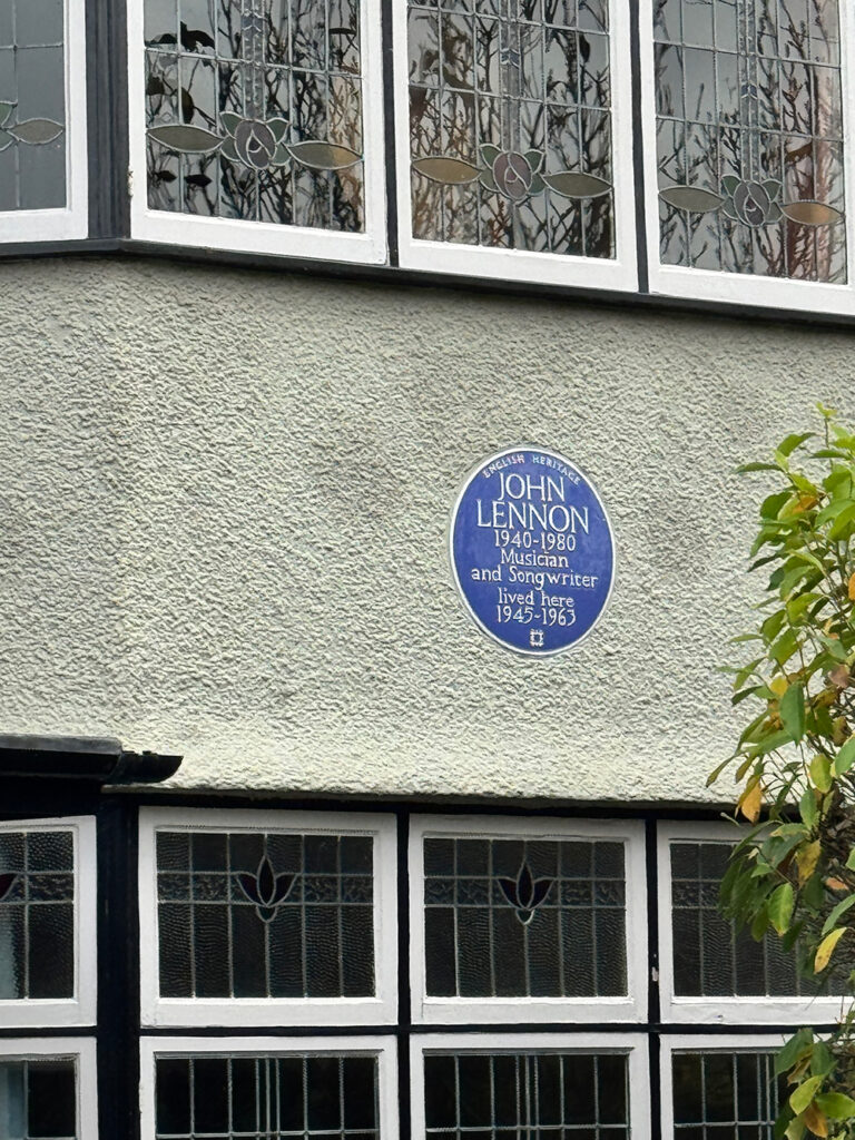 ジョン・レノンが住んでいたミミおばさんの家の案内看板