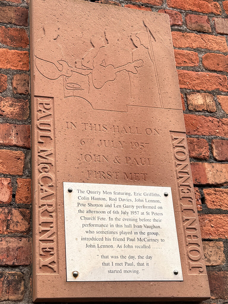 ジョン・レノンとポール・マッカートニーが初めて出会った場所を示す記念プレート