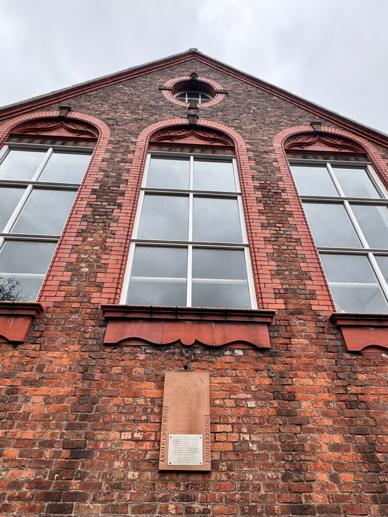 ジョン・レノンとポール・マッカートニーが初めて出会った場所