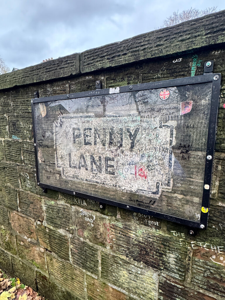 壁に直接書かれたPenny Laneの標識