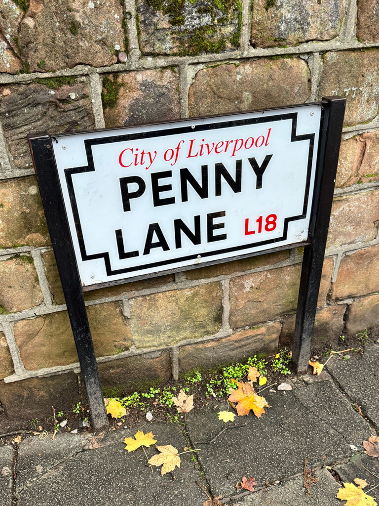 Penny Laneと書かれた道路標識