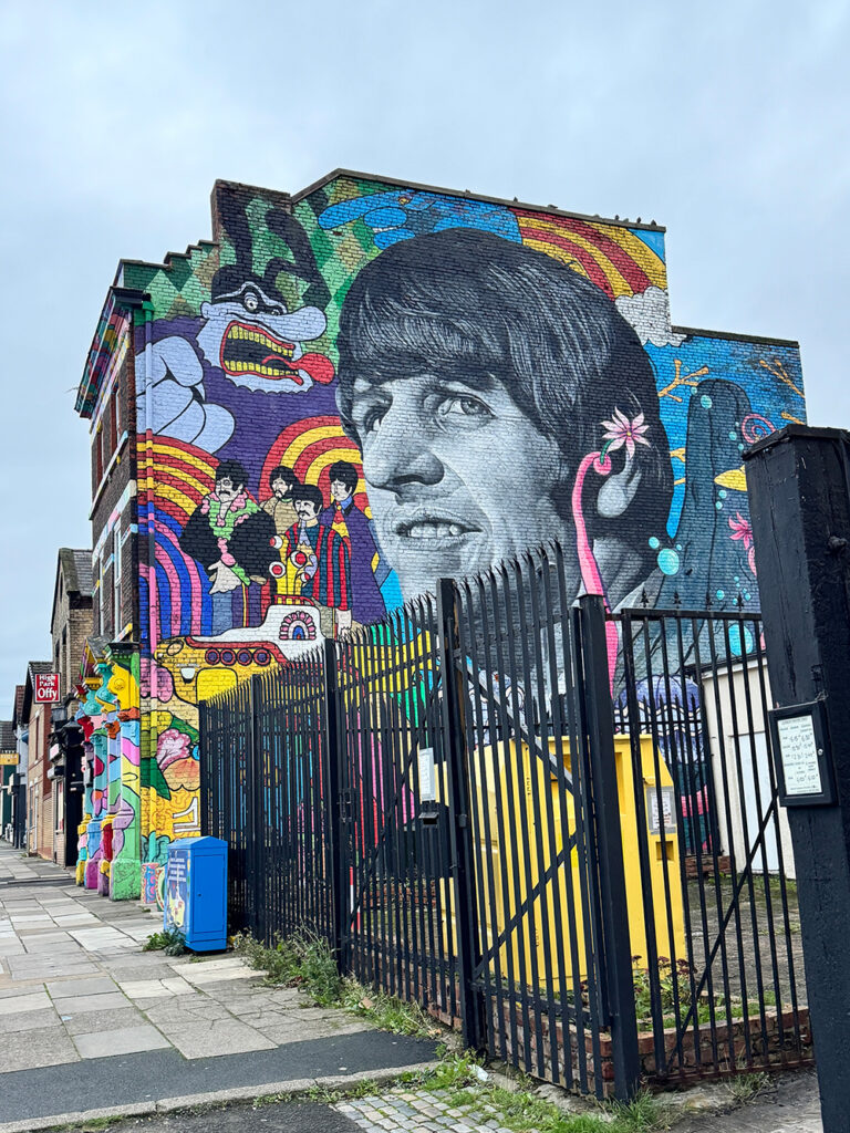 リンゴ・スターが描かれたピンクの家のリンゴ・スターイラスト