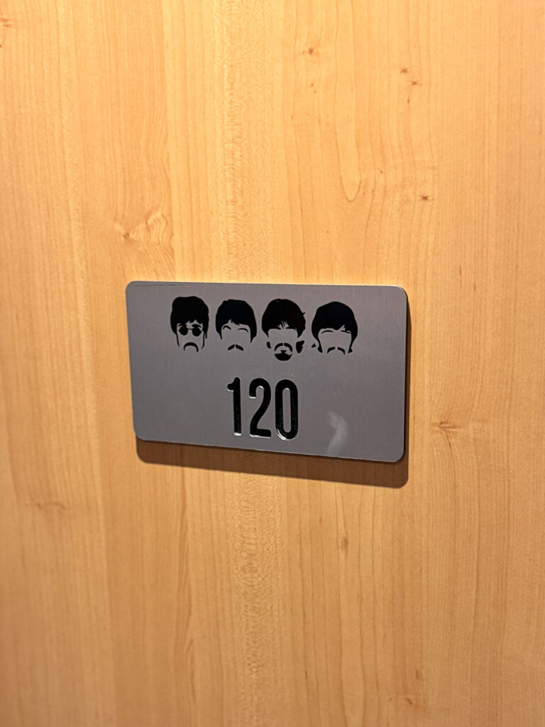 イビスホテルの客室番号プレート