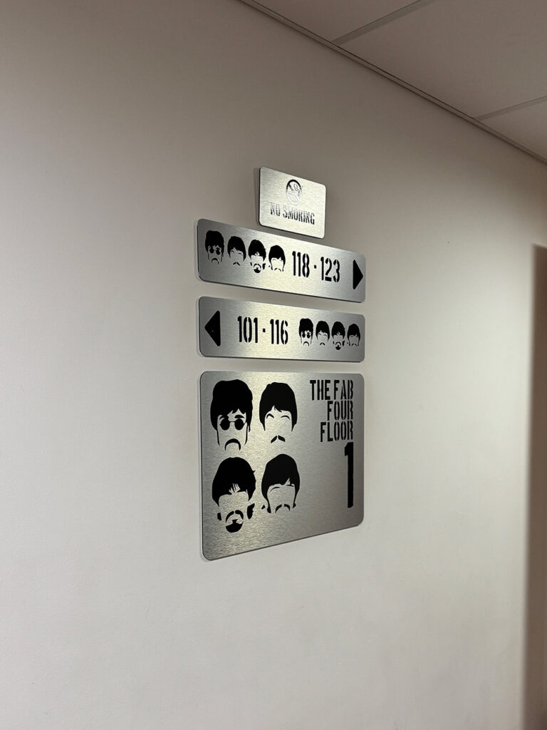 イビスホテルの廊下にある案内プレート