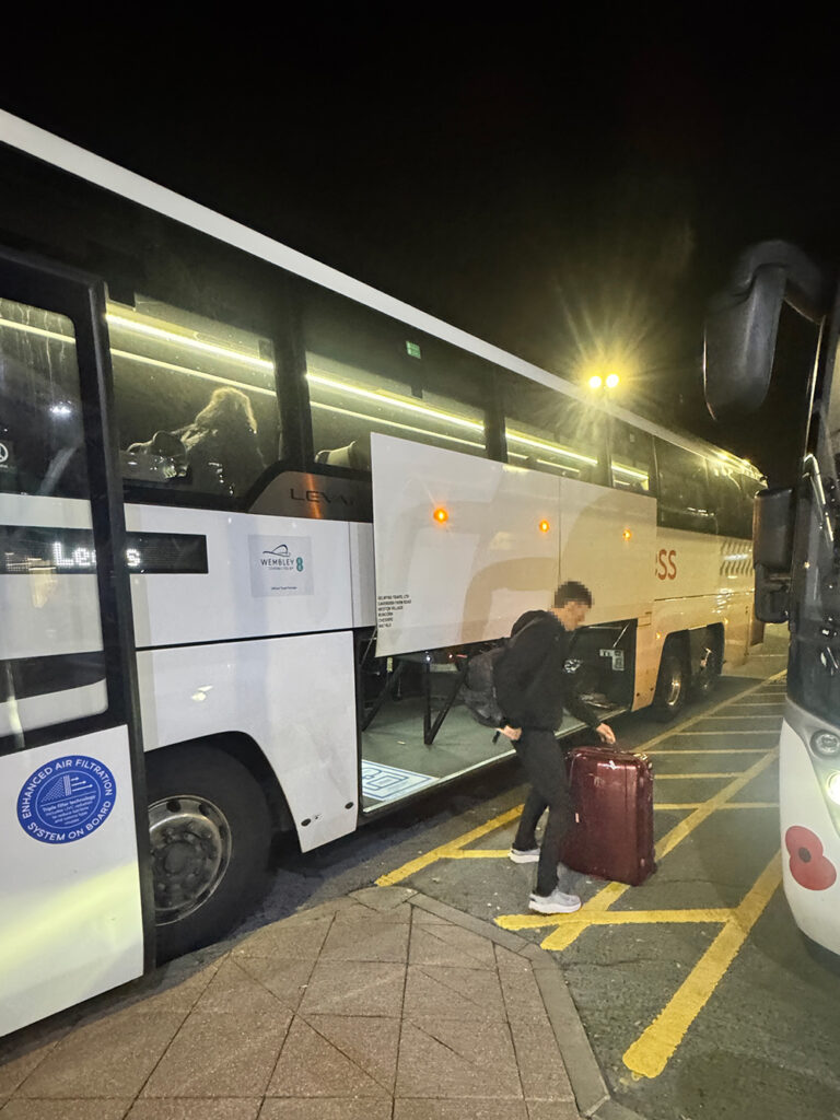 ワンバスステーションからマンチェスター空港へ向かうNational Expressのバス