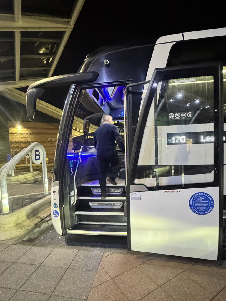 ワンバスステーションで発車を待つマンチェスター空港行きNational Expressのバス