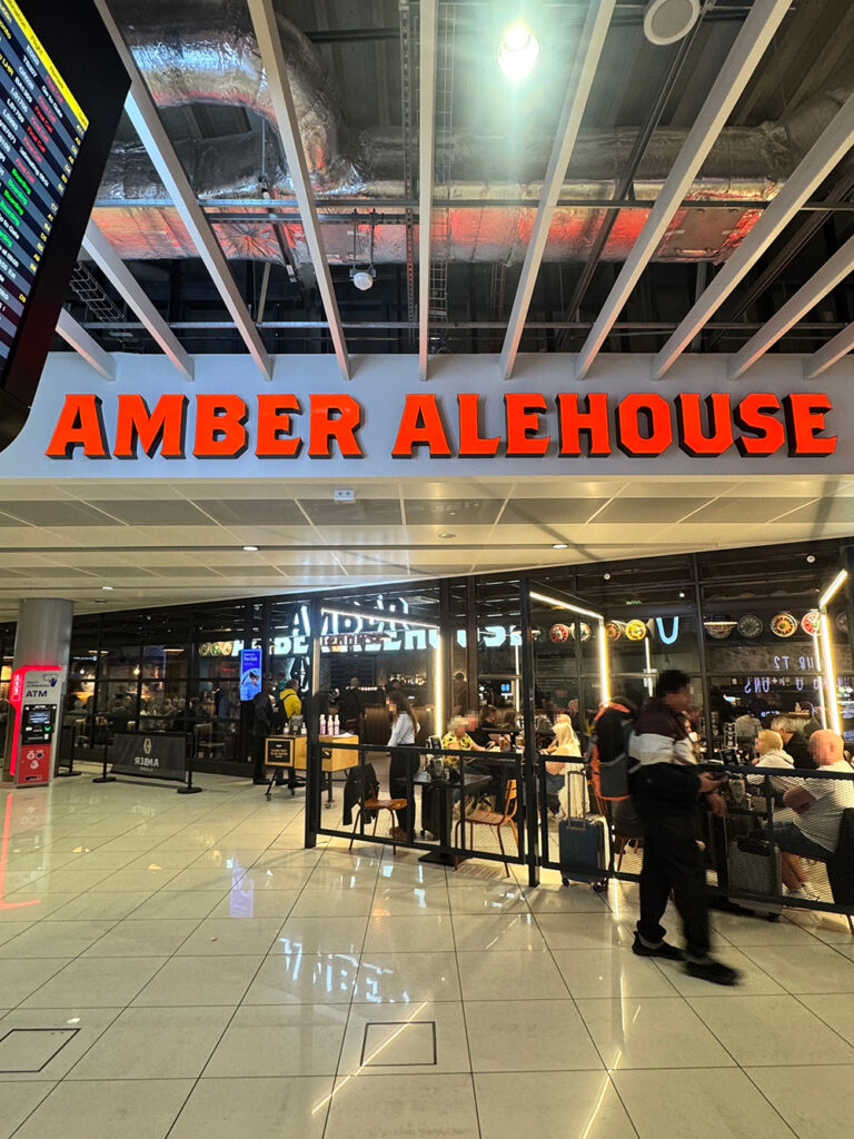 マンチェスター空港にあるAMBER ALEHOUSEの外観