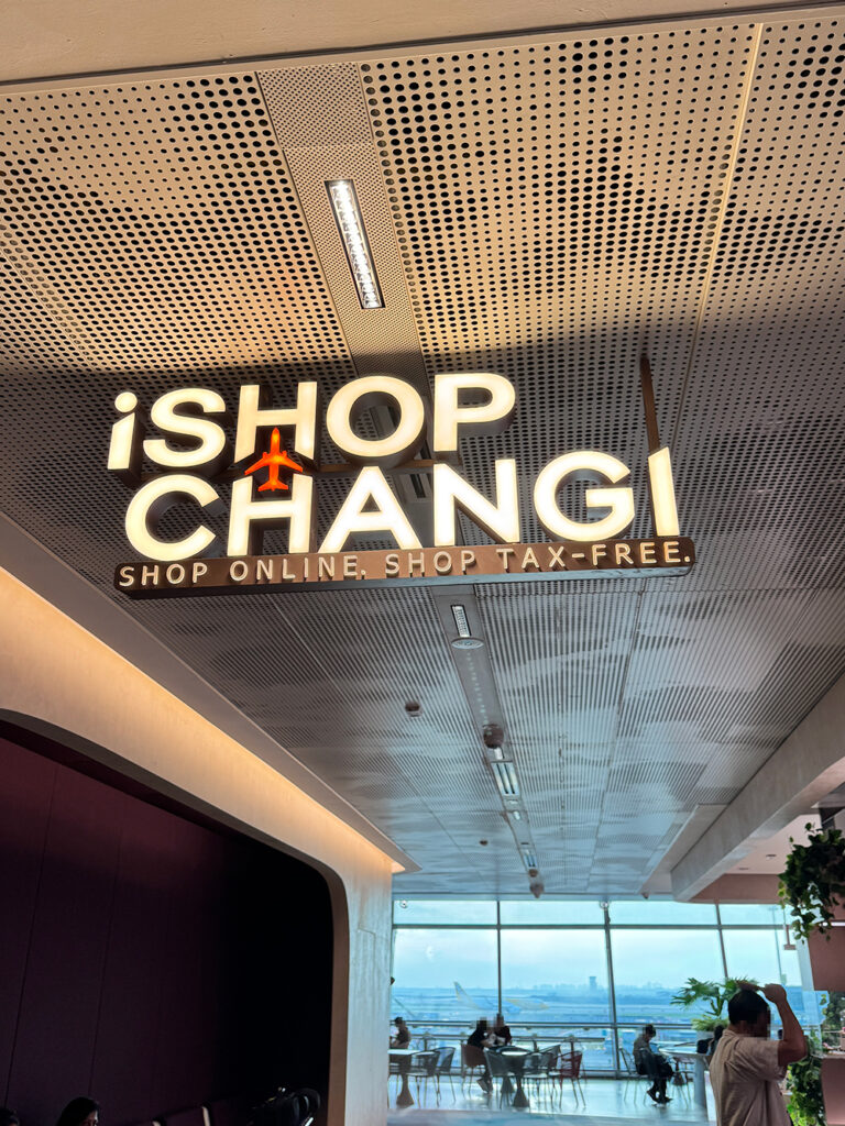 チャンギ空港にあるiShopChangiの看板