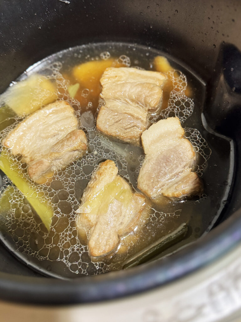 シェフドラムで豚バラ肉をネギ・生姜と一緒に煮込んだ様子
