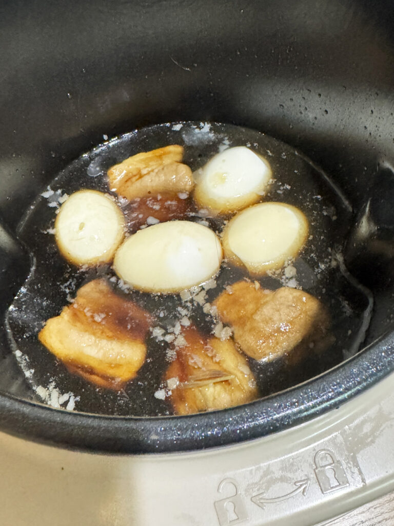 シェフドラムの内なべに豚バラ肉とゆで卵を入れ調味液を加えた第2加熱工程開始前の状態